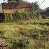 Ngôi nhà chơ vơ trên đồi tại xã Phú Sơn (Ba Vì, Hà Nội) bị múc đất nham nhở. (Ảnh: Nguyễn Văn Cảnh/TTXVN)