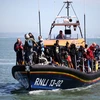 Người di cư được lực lượng chức năng Anh giải cứu khi đang cố vượt eo biển Manche từ Pháp vào Anh. (Ảnh: AFP/TTXVN)