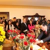 Đại sứ Việt Nam tại Canada Phạm Vinh Quang thành kính dâng hương trước bàn thờ Tổ Hùng Vương. (Ảnh: Trung Dũng/TTXVN)