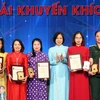 Tổng Giám đốc TTXVN Vũ Việt Trang trao giải Khuyến khích, Giải Báo chí Quốc gia, cho các tác giả, đại diện nhóm tác giả. (Ảnh: Thống Nhất/TTXVN)