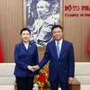 Bộ trưởng Tư pháp Lê Thành Long với Bộ trưởng Tư pháp Trung Quốc Hạ Vinh. (Ảnh: Phạm Kiên/TTXVN)
