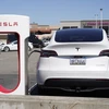 Ôtô điện của hãng Tesla tại bãi đỗ xe ở San Bruno, California, Mỹ. (Ảnh: THX/TTXVN)