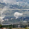 Khói bốc lên sau khi tên lửa phóng từ miền nam Liban rơi xuống thành phố Kiryat Shmona ở miền bắc Israel ngày 5/5. (Ảnh: AFP/TTXVN)