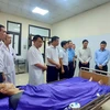 Đại diện lãnh đạo Ủy ban Nhân dân tỉnh Quảng Ninh, các đoàn thể thăm hỏi, hỗ trợ nạn nhân bị thương được điều trị tại Bệnh viện Đa khoa tỉnh Quảng Ninh. (Ảnh: Thanh Vân/TTXVN)