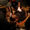 Chuyển người bị thương sau vụ oanh kích của Israel xuống Rafah, phía Bắc Dải Gaza ngày 7/5. (Ảnh: THX/TTXVN)
