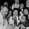 Đoàn đại biểu học sinh trường Trưng Vương, đại diện cho các học sinh có thành tích xuất sắc trong phong trào thi đua “Học tốt” của Hà Nội đến chúc mừng sinh nhật Bác Hồ, ngày 19/5/1958, tại Phủ Chủ tịch. (Ảnh: TTXVN)