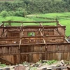 Một ngôi nhà thuộc huyện Văn Bàn bị sập, tốc mái. (Ảnh: TTXVN phát)