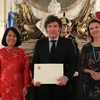 Tổng thống Argentina, Javier Milei, tiếp nhận Quốc thư từ Đại sứ Việt Nam, Ngô Minh Nguyệt, với sự hiện diện của Bộ trưởng Ngoại giao, Diana Mondino. (Ảnh: TTXVN phát)