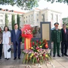 Đại sứ Mai Phước Dũng cùng Trưởng các cơ quan đại diện và Ban Liên lạc người Việt Nam tại Singapore chụp ảnh lưu niệm bên Tượng đài Bác Hồ. (Ảnh: Lê Dương/TTXVN)