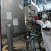 Nhân viên kỹ thuật kiểm tra thiết bị làm giàu uranium tại nhà máy ở Isfahan, Iran. (Ảnh: AFP/TTXVN)