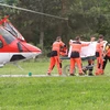 Thủ tướng Robert Fico được chuyển gấp lên trực thăng tới bệnh viện ở Banska Bystrica, sau khi bị bắn. (Ảnh: THX/TTXVN)