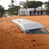 Lũ cát đỏ vùi lấp nhiều ôtô và xe máy ở Mũi Né