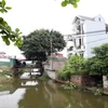 Các công trình xây dựng vi phạm trong phạm vi bảo vệ công trình thủy lợi của các hộ dân ở xã Hưng Long chưa tháo dỡ. (Ảnh: Mạnh Tú/TTXVN)