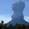 Tro bụi phun lên từ miệng núi lửa Ibu ở tỉnh Bắc Maluku, Indonesia,. (Ảnh: AFP/TTXVN)