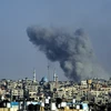 Khói bốc lên sau cuộc không kích của Israel xuống thành phố Rafah, Dải Gaza ngày 25/5. (Ảnh: AFP/TTXVN)