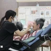 Hộ lý viên Việt Nam chăm sóc người cao tuổi tại Cơ sở Phúc lợi Kirishiki ở tỉnh Saitama. (Ảnh: Đào Thanh Tùng/TTXVN)