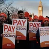 Các bác sỹ trẻ đình công đòi tăng lương. (Nguồn: The Guardian)
