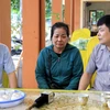 Phó Chủ tịch Ủy ban Nhân dân tỉnh Thái Bình Phạm Văn Nghiêm (phải) thăm hỏi, động viên gia đình nạn nhân. (Ảnh: Thế Duyệt/TTXVN)