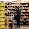 Người tiêu dùng mua sắm tại siêu thị ở Millbrae, Mỹ. (Ảnh: THX/TTXVN)