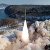 Một vụ phóng thử tên lửa đạn đạo tầm trung sử dụng nhiên liệu rắn tại một địa điểm không xác định tại Triều Tiên. (Ảnh: AFP/TTXVN) 