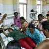 Người dân nhập viện điều trị do sốc nhiệt tại New Delhi, Ấn Độ, ngày 30/5. (Ảnh: AFP/TTXVN)