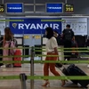 Hành khách làm thủ tục tại khu vực của Hãng hàng không Ryanair ở sân bay Adolfo Suarez Madrid Barajas, Madrid, Tây Ban Nha. (Ảnh: AFP/TTXVN)