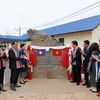 Việt Nam bàn giao dự án trường trung học phổ thông huyện Huamueng cho Lào