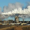 Khói thải từ một cơ sở lọc dầu thô gần thị trấn Fort McMurray ở tỉnh Alberta, Canada. (Ảnh: AFP/TTXVN)
