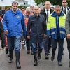 Thủ tướng Đức Olaf Scholz (giữa) tới thăm khu vực bị ngập lụt ở thành phố Reichertshofen, miền Nam Đức, ngày 3/6. (Ảnh: AFP/TTXVN)