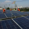 Hệ thống điện mặt trời lắp đặt trên mái nhà xưởng Công ty Lưới điện cao thế Hà Nội. (Ảnh: Ngọc Hà/TTXVN)