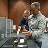 Cử tri bỏ phiếu trong cuộc bầu cử Nghị viện châu Âu tại điểm bầu cử ở Baarle-Nassau, Hà Lan, ngày 6/6. (Ảnh: AFP/TTXVN)