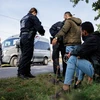 Cảnh sát kiểm tra người nhập cư tại khu vực Forst, gần biên giới Đức-Ba Lan. (Ảnh: AFP/TTXVN)