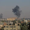 Khói bốc lên sau một cuộc không kích của Israel xuống khu vực Al-Bureij và Al-Maghazi, Dải Gaza, ngày 5/6. (Ảnh: THX/TTXVN)