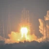 Tên lửa đẩy Trường Chinh-5 mang theo tàu vũ trụ Thường Nga-6 rời bệ phóng tại bãi phóng Văn Xương, tỉnh Hải Nam, Trung Quốc ngày 3/5/2024. (Ảnh: AFP/TTXVN)