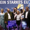 Chủ tịch Ủy ban châu Âu Ursula von der Leyen (giữa, phải), Lãnh đạo đảng Liên minh Xã hội Cơ đốc giáo (CSU) Markus Soeder (phải) - ứng viên tranh cử Nghị viện châu Âu của đảng CSU và Chủ tịch đảng Nhân dân châu Âu (EPP) Manfred Weber (thứ 3, trái) trong cuộc vận động tranh cử cho CDU trong bầu cử Nghị viện châu Âu ở Munich, ngày 7/6. (Ảnh: AFP/TTXVN)