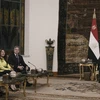 Tổng thống Ai Cập Abdel Fattah al-Sisi (giữa) và Ngoại trưởng Mỹ Antony Blinken (thứ 3, trái) tại cuộc gặp ở Cairo ngày 10/6. (Ảnh: AFP/TTXVN)