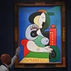Bức chân dung “Femme à la montre” của danh họa Picasso được trưng bày tại nhà đấu giá Sotheby’s ở New York, Mỹ, ngày 8/11/2023. (Ảnh: AFP/TTXVN)