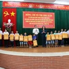 Phó Chủ tịch nước tặng quà cho thiếu nhi tại Trung tâm Công tác xã hội và Bảo trợ trẻ em tỉnh Bà Rịa-Vũng Tàu. (Ảnh: Đoàn Mạnh Dương/TTXVN)