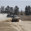 Xe quân sự Israel di chuyển dọc biên giới với Dải Gaza, ngày 28/5/2024. (Ảnh: THX/TTXVN)