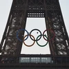 Biểu tượng Olympic được dựng trên tháp Eiffel ở thủ đô Paris, Pháp. (Ảnh: THX/TTXVN)