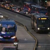Xe buýt di chuyển trên đường phố trong thời gian mất điện ở Quito. (Ảnh: Getty Images)