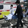 Nhân viên y tế Hàn Quốc chuyển bệnh nhân vào bệnh viện tại Seoul. (Ảnh: AFP/TTXVN)