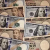 Tiền giấy mệnh giá 10.000 yen và 100 USD tại Tokyo, Nhật Bản. (Ảnh: AFP/TTXVN)