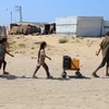 Trẻ em lấy nước sinh hoạt tại thành phố Khan Younis, Dải Gaza ngày 10/6/2024. (Ảnh: THX/TTXVN)