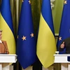 Chủ tịch Ủy ban châu Âu (EC), bà Ursula von der Leyen (trái) và Tổng thống Ukraine Volodymyr Zelensky (phải) tại cuộc họp báo chung ở Kiev, ngày 2/2/2023. (Ảnh: AFP/TTXVN)