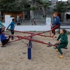 Trẻ em vui chơi tại Dải Gaza ngày 27/11/2023. (Ảnh: THX/TTXVN)