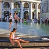 Người dân tắm mát dưới đài phun nước trong ngày Hè nóng nực ở trung tâm thành phố Moskva. (Ảnh minh họa. Nguồn: VCG)