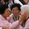 Cụ bà Hàn Quốc (phải) đoàn tụ với người thân Triều Tiên tại khu nghỉ dưỡng Núi Kumgang, Triều Tiên ngày 22/8/2018. (Ảnh: AFP/TTXVN)