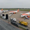 Máy bay đỗ tại sân bay Luton ở phía Bắc thủ đô London, Anh. (Ảnh: AFP/TTXVN)