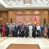 Phó Chủ tịch Quốc hội Nguyễn Thị Thanh với các đại biểu. (Ảnh: Doãn Tấn/TTXVN)